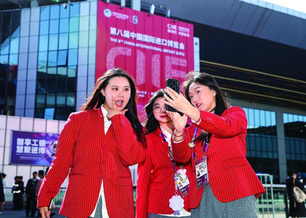 配资网络炒股 助力高水平开放 向全球展现中国青年风采——“小叶子”志愿服务持续释放进博效应