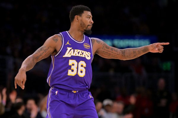 杠杆平台app哪个可靠 斯玛特季后赛单场砍下20分10助+5断 队史37年来首人！