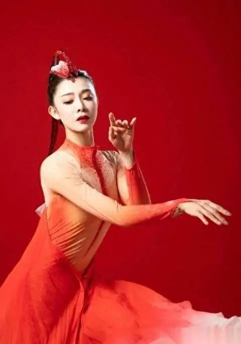 线下配资平台 一舞出圈后，被 400 亿东莞首富收入囊中，现在已是 7 岁孩子的妈妈了